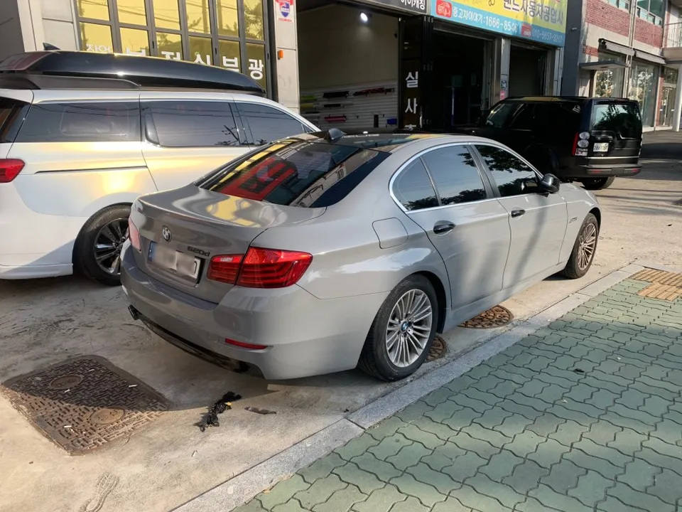 BMW 5 Series F10 カーラッピング事例|ロックグレーの仕上がり 施工写真 1-3