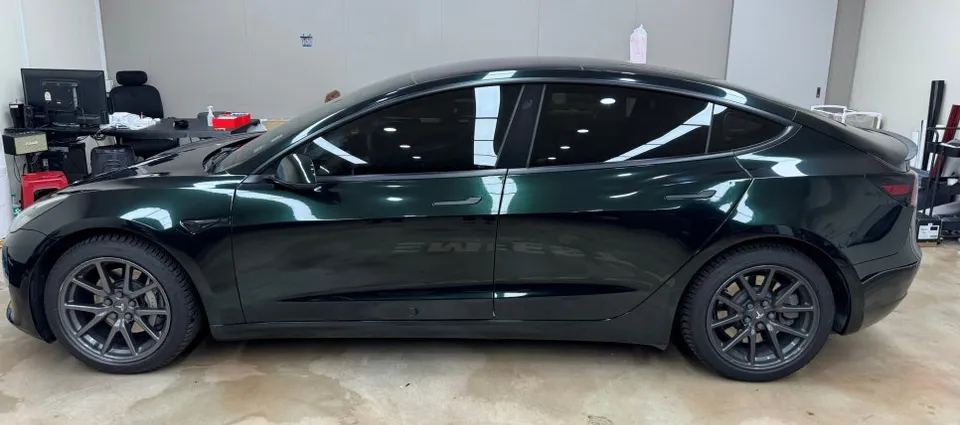 Tesla Model 3のカーラッピング事例|AXフィルム 施工写真 2-2