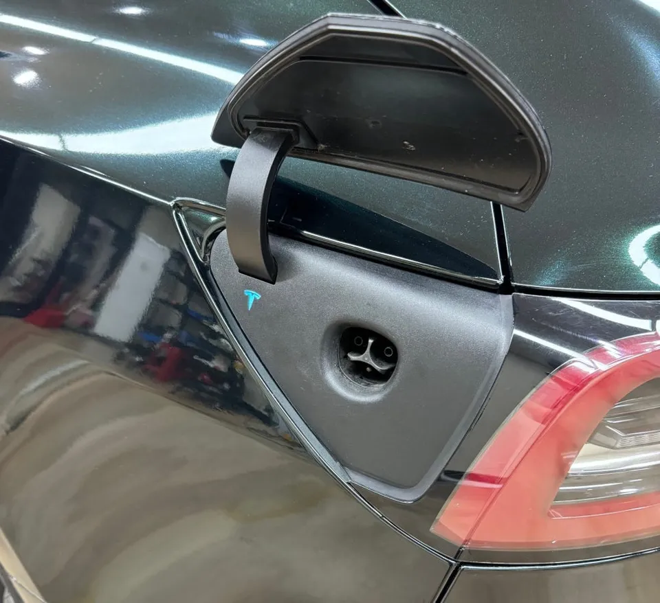 Tesla Model 3のカーラッピング事例|AXフィルム 施工写真 2-3