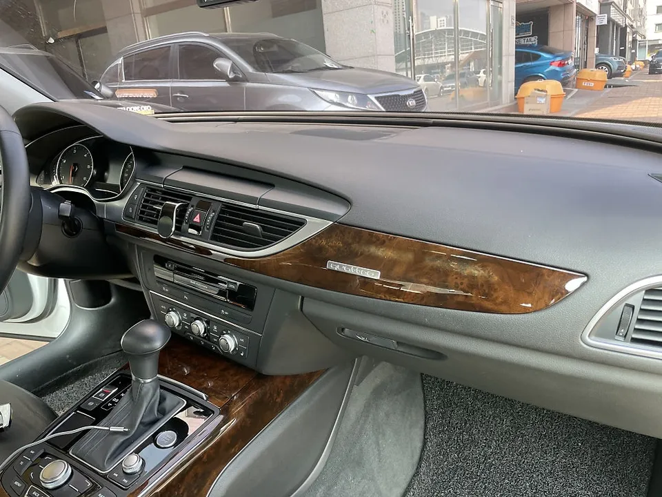 Audi A6のカーラッピング事例|費用目安・仕上がり 施工写真 1-2