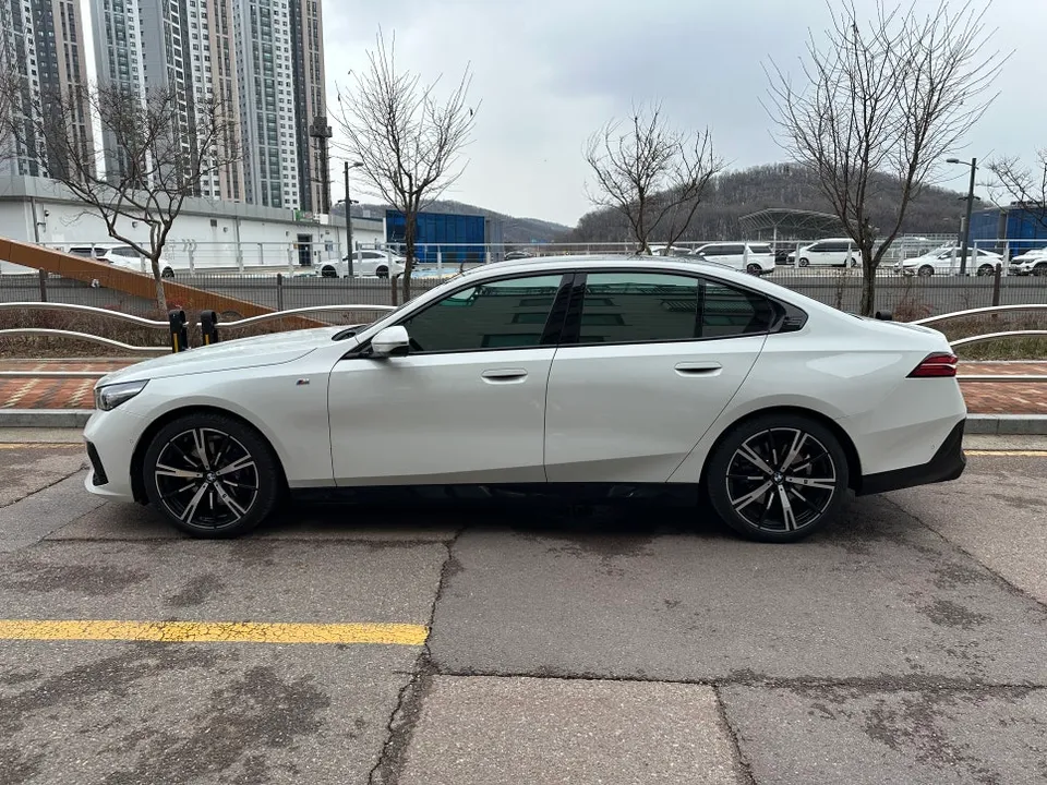 BMW 5 SeriesのPPF施工事例|費用目安・仕上がり 施工写真 1-1