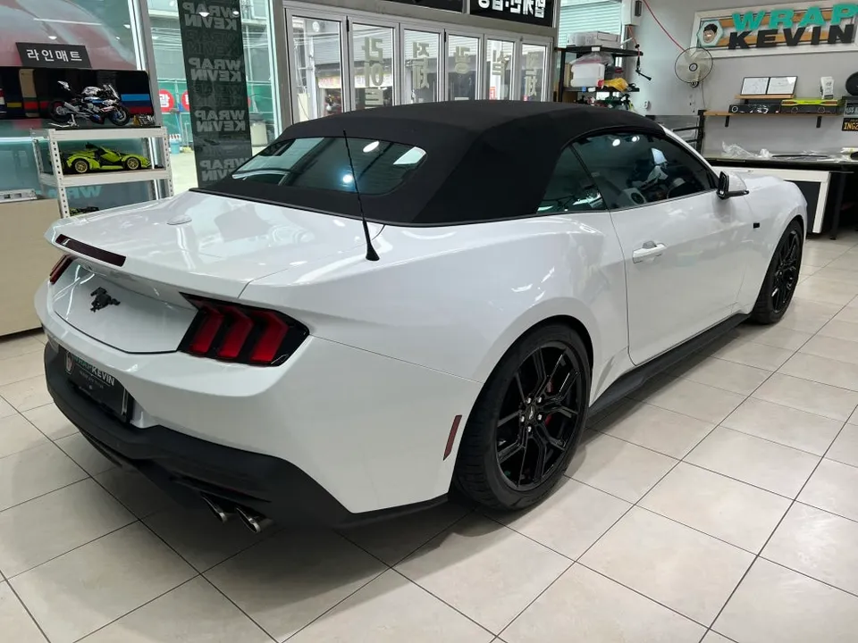 Ford Mustang Convertibleのカーラッピング事例｜サテンブラック 施工写真 2-1