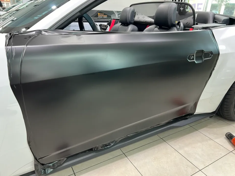 Ford Mustang Convertibleのカーラッピング事例｜サテンブラック 施工写真 3-1