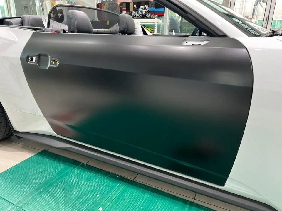 Ford Mustang Convertibleのカーラッピング事例｜サテンブラック 施工写真 1-2
