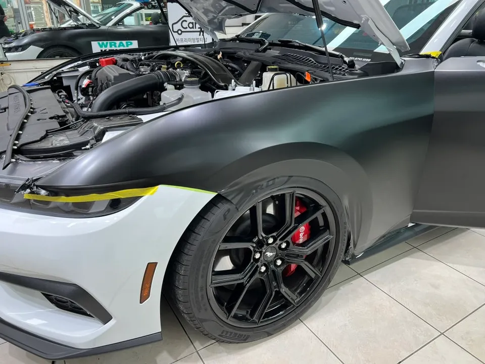 Ford Mustang Convertibleのカーラッピング事例｜サテンブラック 施工写真 2-2