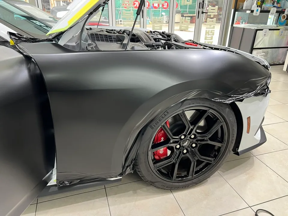 Ford Mustang Convertibleのカーラッピング事例｜サテンブラック 施工写真 3-2