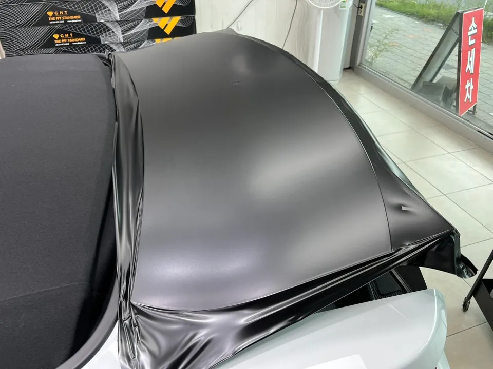 Ford Mustang Convertibleのカーラッピング事例｜サテンブラック 施工写真 3-3