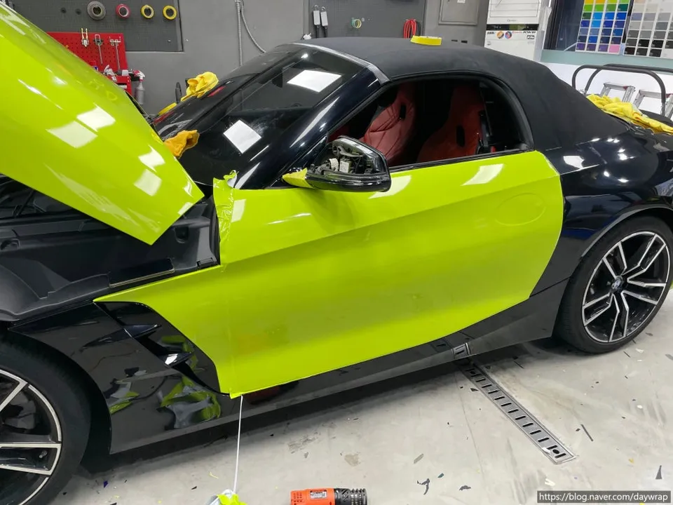 BMW Z4のカーラッピング事例|ライムグリーンとカーボン調 施工写真 3-1