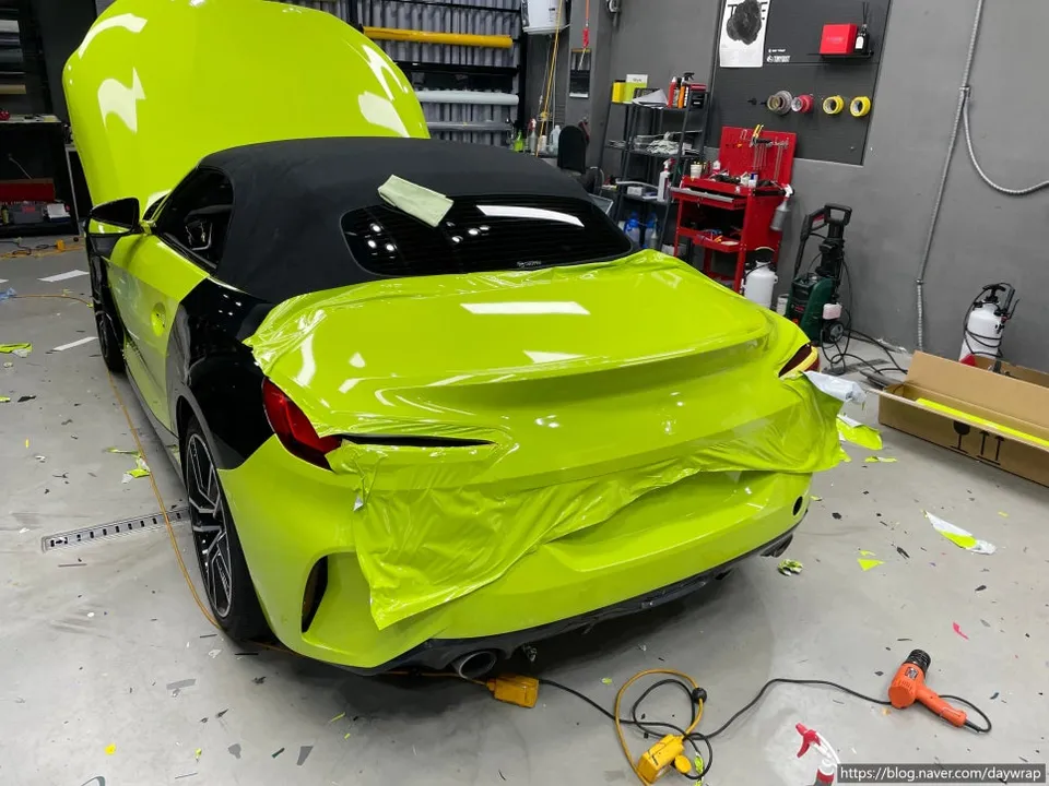 BMW Z4のカーラッピング事例|ライムグリーンとカーボン調 施工写真 1-2