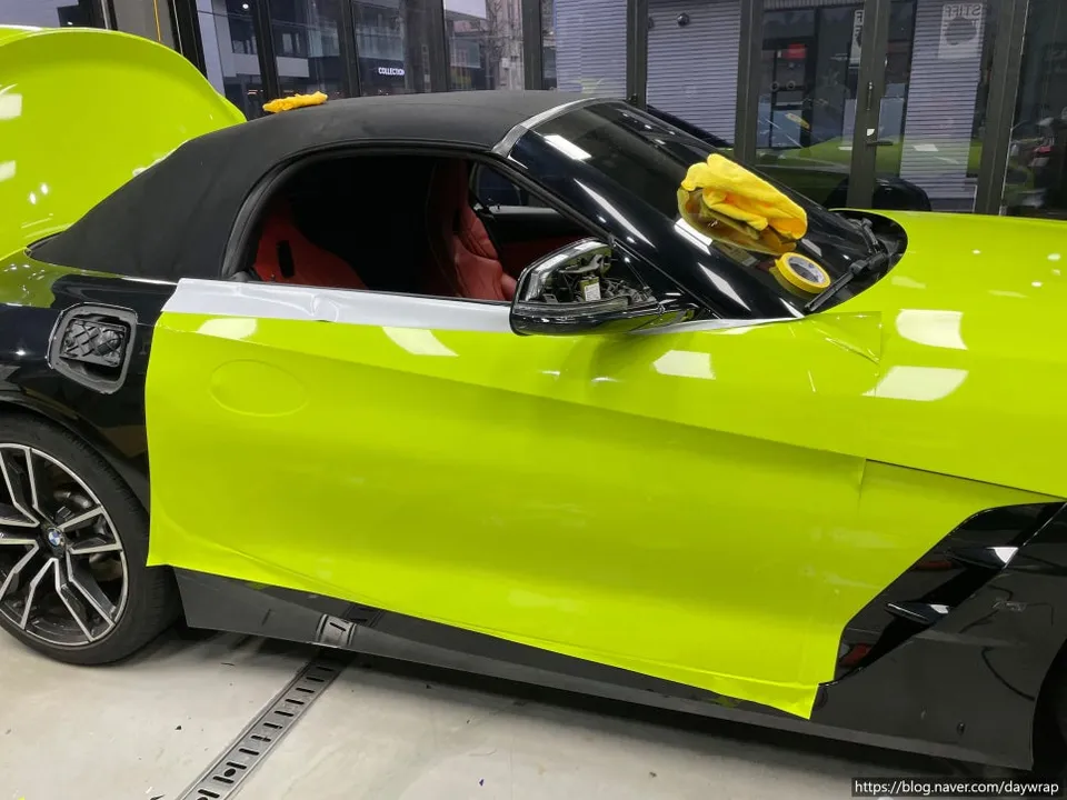BMW Z4のカーラッピング事例|ライムグリーンとカーボン調 施工写真 2-2