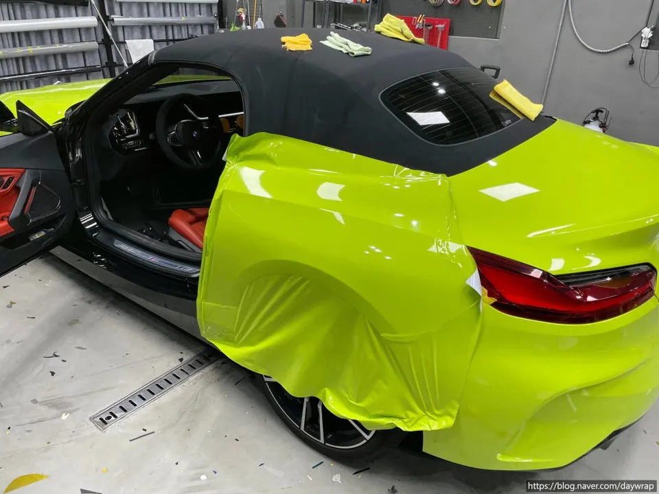 BMW Z4のカーラッピング事例|ライムグリーンとカーボン調 施工写真 3-2