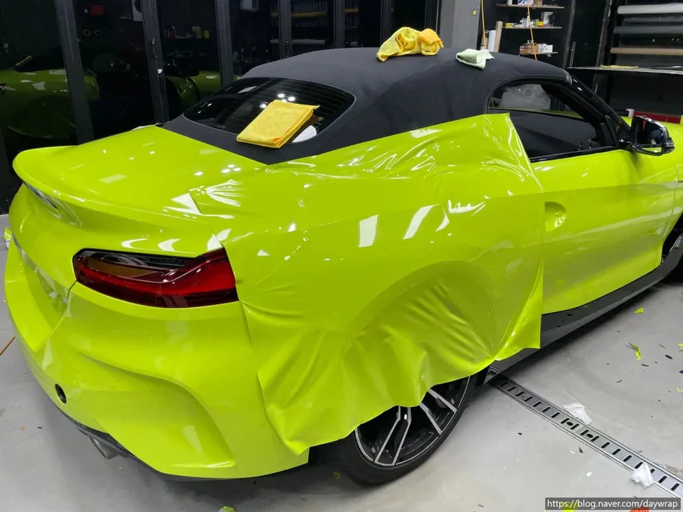 BMW Z4のカーラッピング事例|ライムグリーンとカーボン調 施工写真 1-3