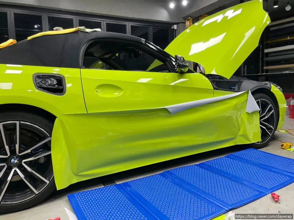 BMW Z4のカーラッピング事例|ライムグリーンとカーボン調 施工写真 3-3