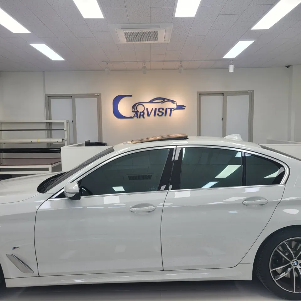 BMW 5 Seriesのカーラッピング事例｜クロームメッキをブラック化 施工写真 2-1