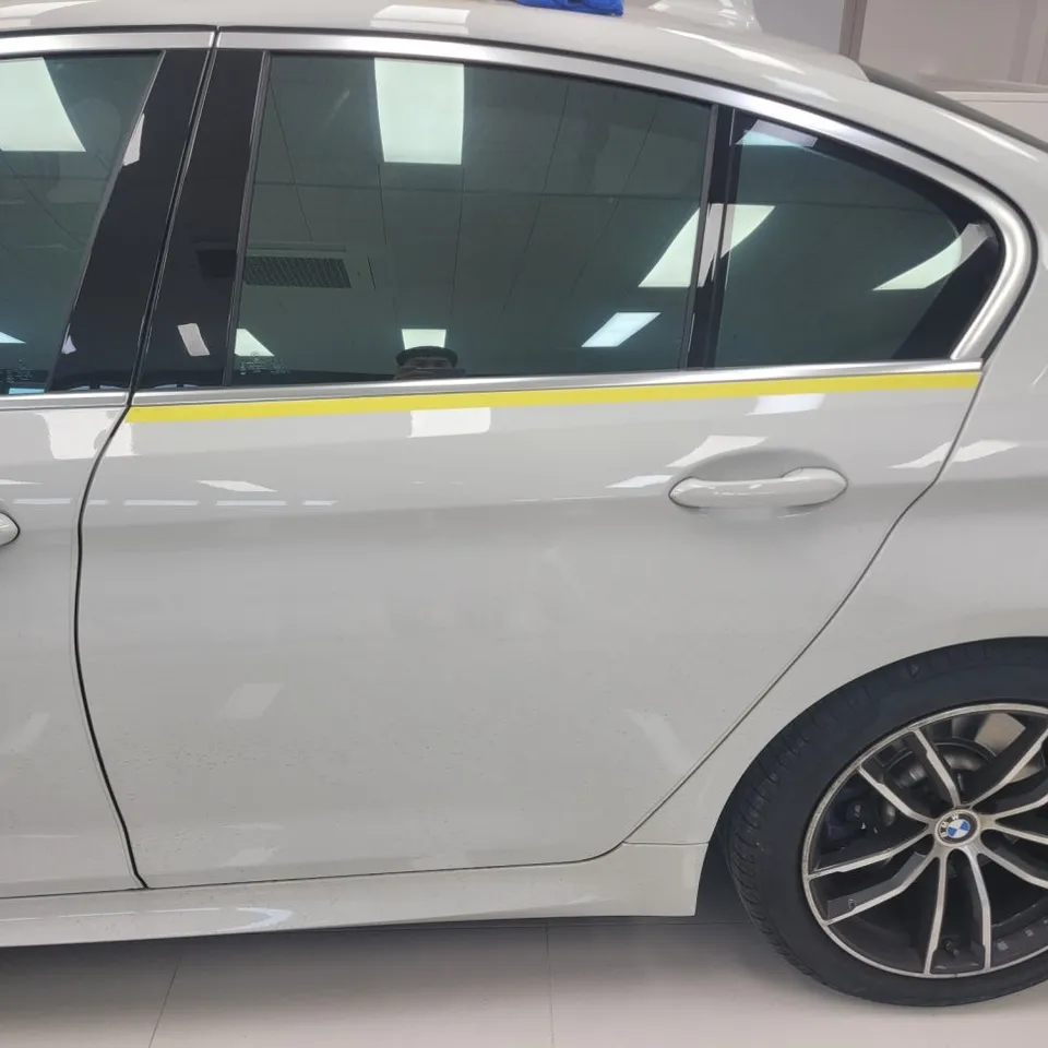 BMW 5 Seriesのカーラッピング事例｜クロームメッキをブラック化 施工写真 3-2