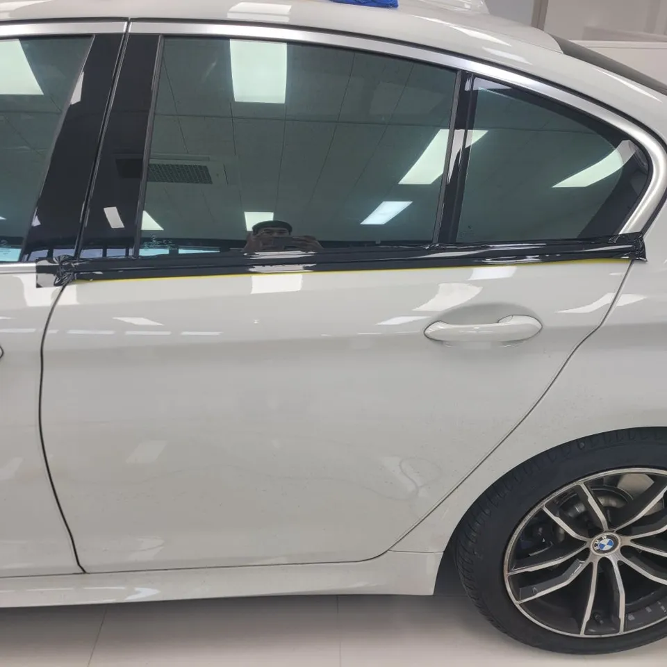 BMW 5 Seriesのカーラッピング事例｜クロームメッキをブラック化 施工写真 1-3