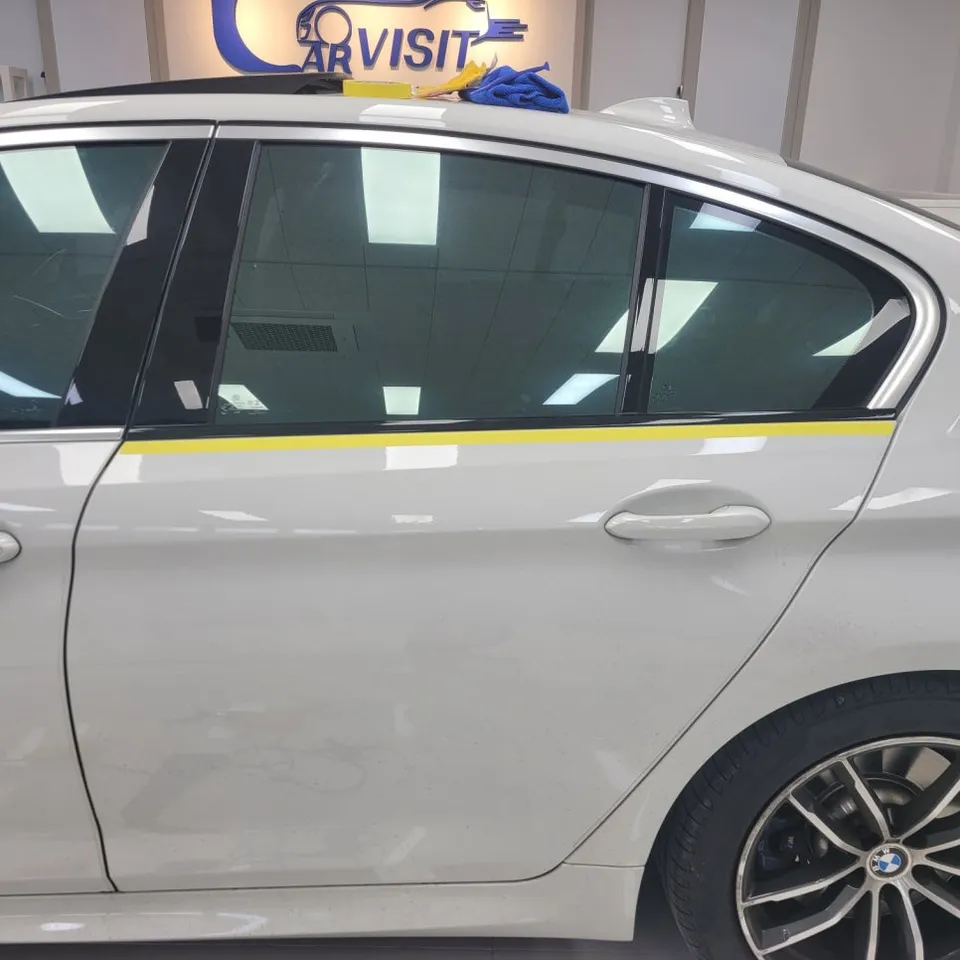 BMW 5 Seriesのカーラッピング事例｜クロームメッキをブラック化 施工写真 2-3