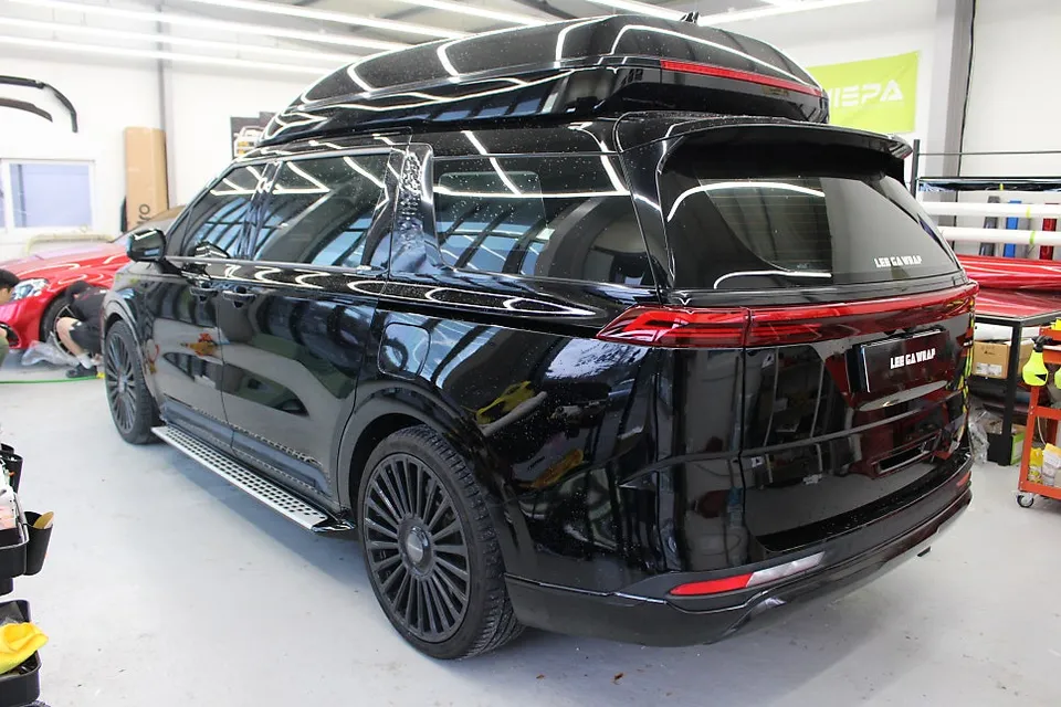 Kia Carnival Hi-Limousineのカーラッピング事例|高級感ある仕上がり 施工写真 2-1