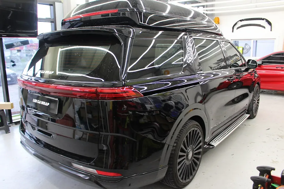Kia Carnival Hi-Limousineのカーラッピング事例|高級感ある仕上がり 施工写真 3-1