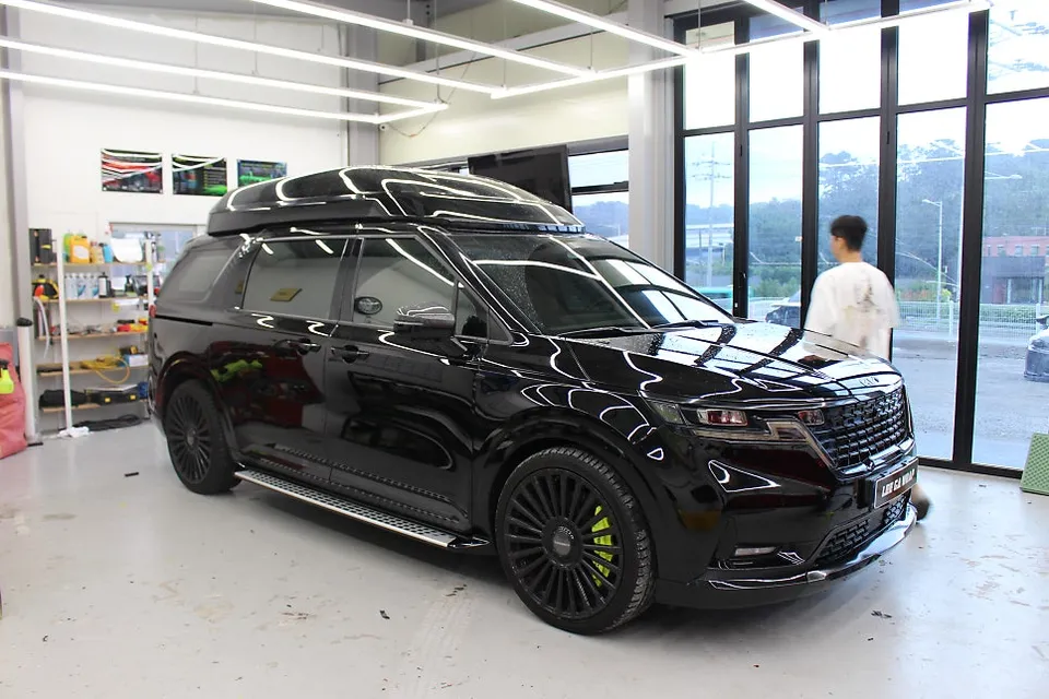 Kia Carnival Hi-Limousineのカーラッピング事例|高級感ある仕上がり 施工写真 1-2