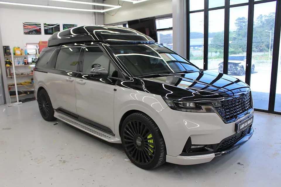Kia Carnival Hi-Limousineのカーラッピング事例|高級感ある仕上がり 施工写真 2-2