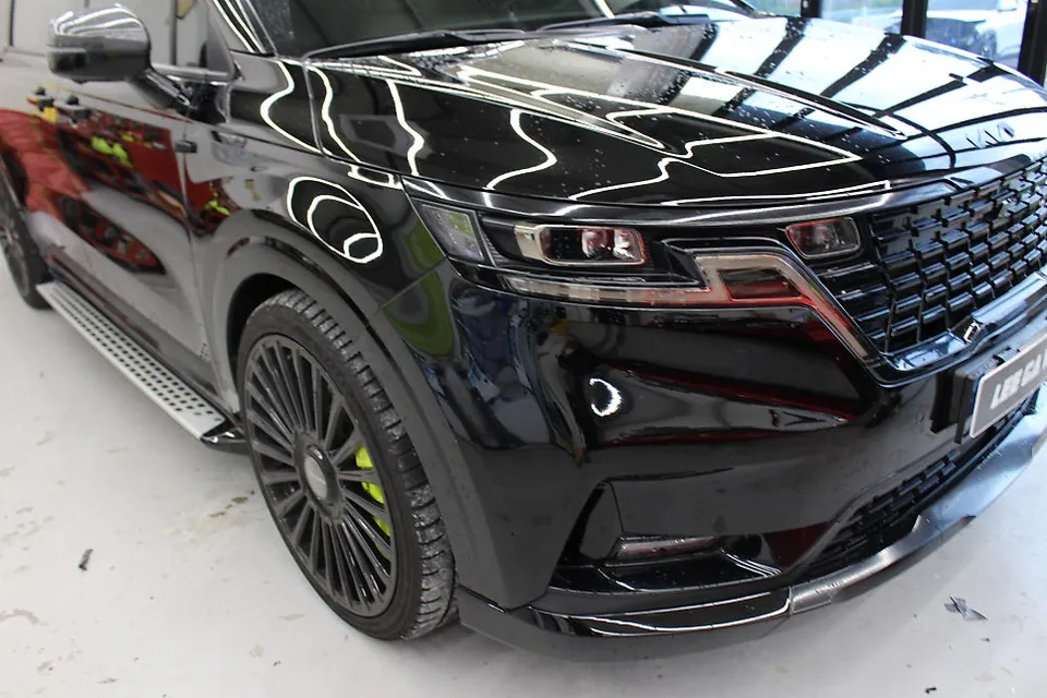 Kia Carnival Hi-Limousineのカーラッピング事例|高級感ある仕上がり 施工写真 3-2
