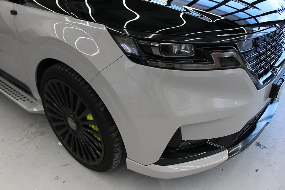 Kia Carnival Hi-Limousineのカーラッピング事例|高級感ある仕上がり 施工写真 1-3