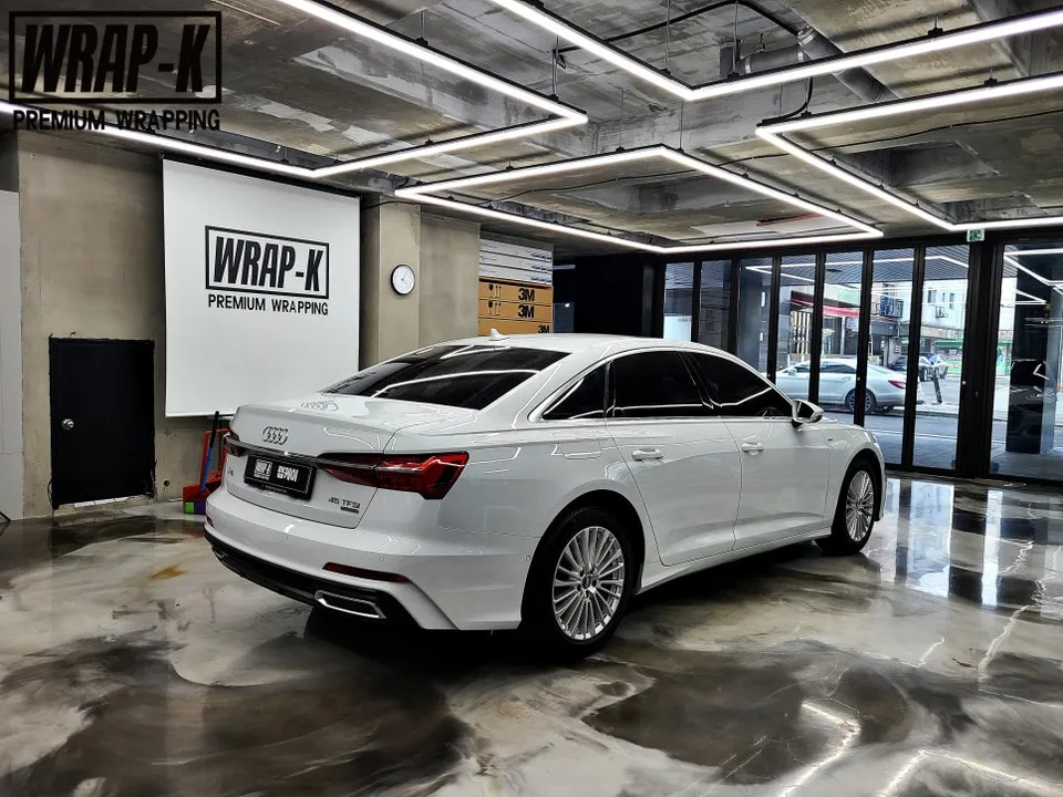 Audi A6 カーラッピング事例:無光ブラックで新車のような仕上がり 施工写真 1-2