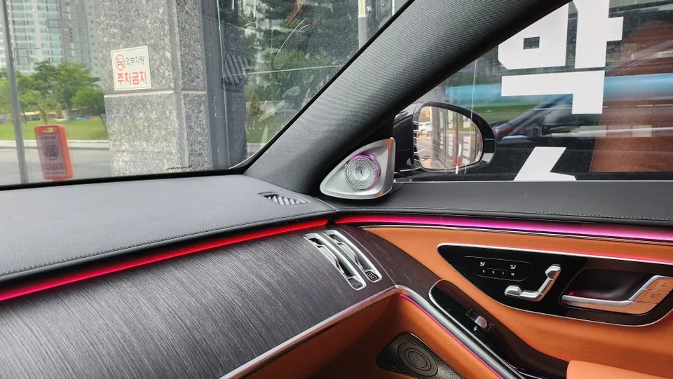 Mercedes-Benz S-Class ambient lighting - Mercedes-Benz S-Class Ambient Lighting Review — Enhanced Luxury photo 4