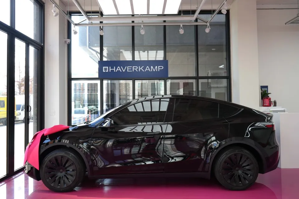 Tesla Model Y window tinting - Tesla Model Y Window Tinting Review: HarborCamp Royal Bond photo 3