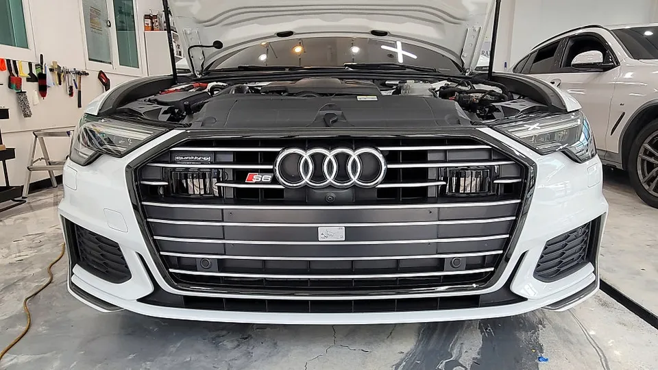 Audi A6のカーラッピング事例｜クロームパーツのブラックアウト 施工写真 4-1