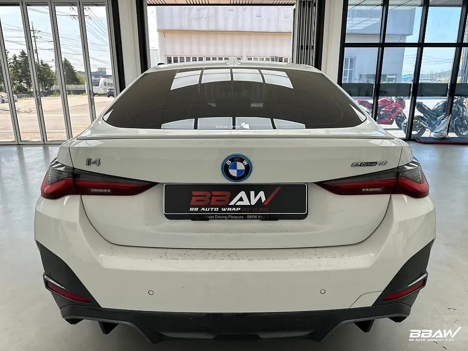 BMW i4 カーラッピング事例|サテンダークグレーの費用目安と仕上がり 施工写真 3-1