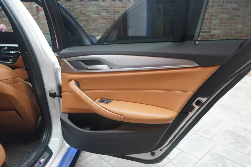 BMW 520D G30 vinyl wrap - BMW 520D G30 Vinyl Wrap Review: Premium Interior Transformation photo 3