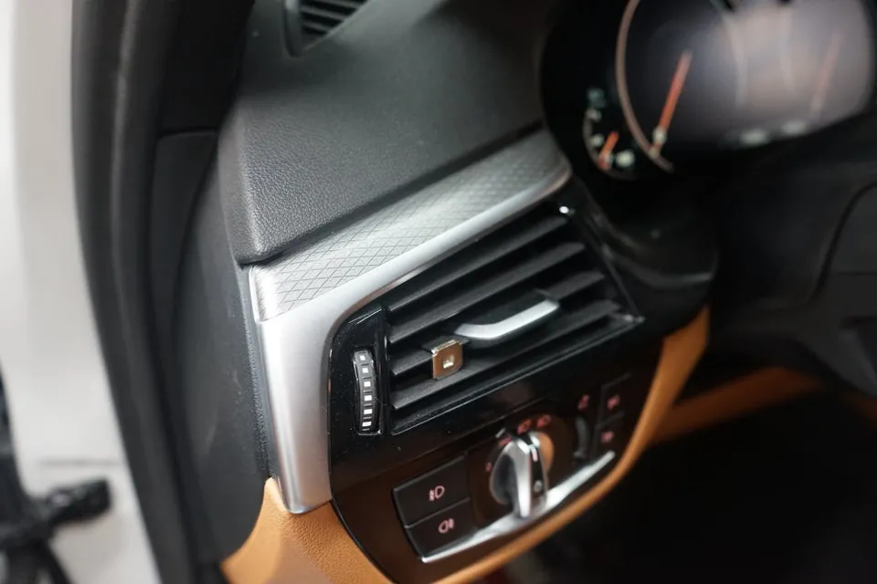 BMW 520D G30 vinyl wrap - BMW 520D G30 Vinyl Wrap Review: Premium Interior Transformation photo 4