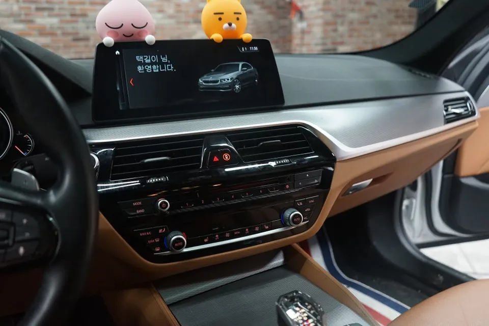 BMW 520D G30 vinyl wrap - BMW 520D G30 Vinyl Wrap Review: Premium Interior Transformation photo 5