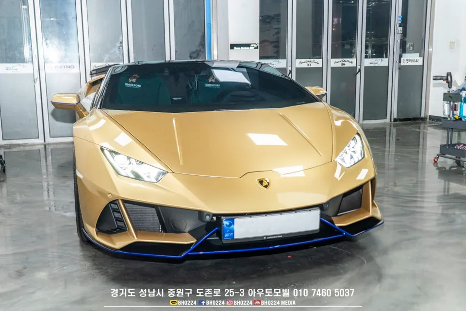 Lamborghini Huracánのドライブレコーダー取付事例 施工写真 2-2