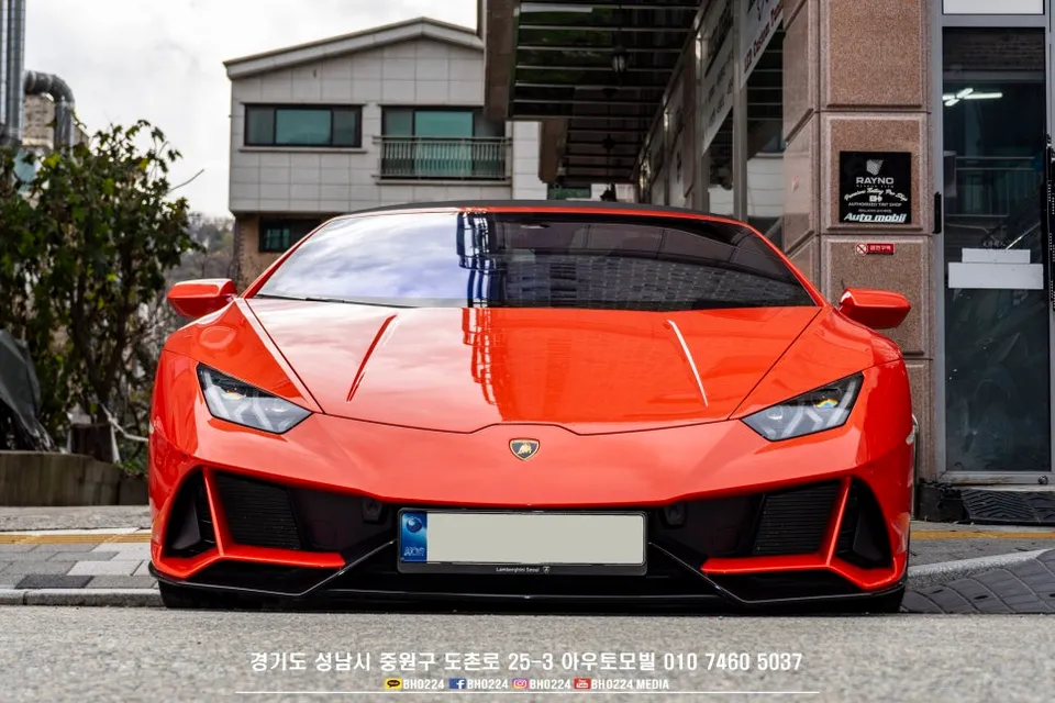 Lamborghini Huracánのドライブレコーダー取付事例 施工写真 3-2
