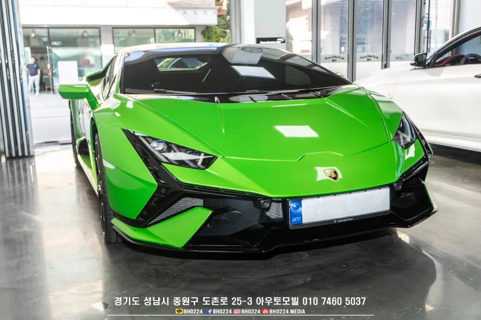 Lamborghini Huracánのドライブレコーダー取付事例 施工写真 4-2