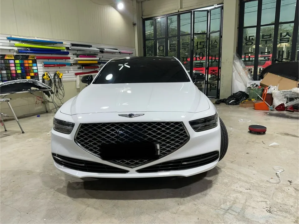 Genesis G90のカーラッピング事例|光沢ホワイトで高級感アップ 施工写真 2-1