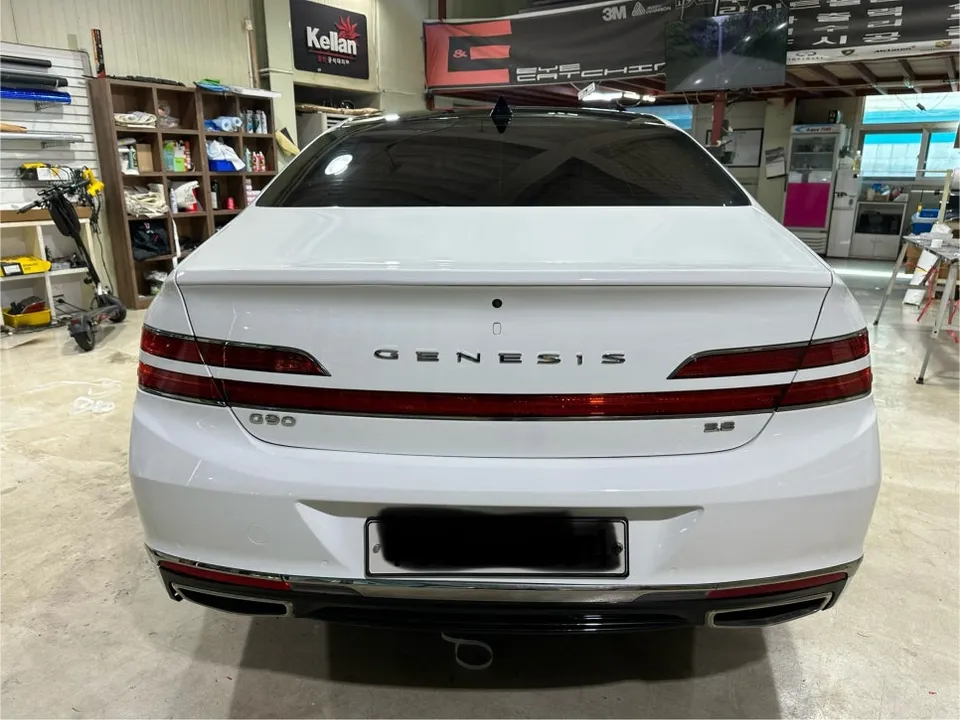 Genesis G90のカーラッピング事例|光沢ホワイトで高級感アップ 施工写真 3-1
