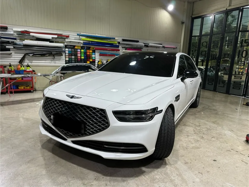 Genesis G90のカーラッピング事例|光沢ホワイトで高級感アップ 施工写真 1-2