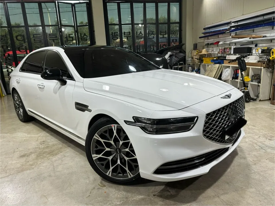 Genesis G90のカーラッピング事例|光沢ホワイトで高級感アップ 施工写真 2-2