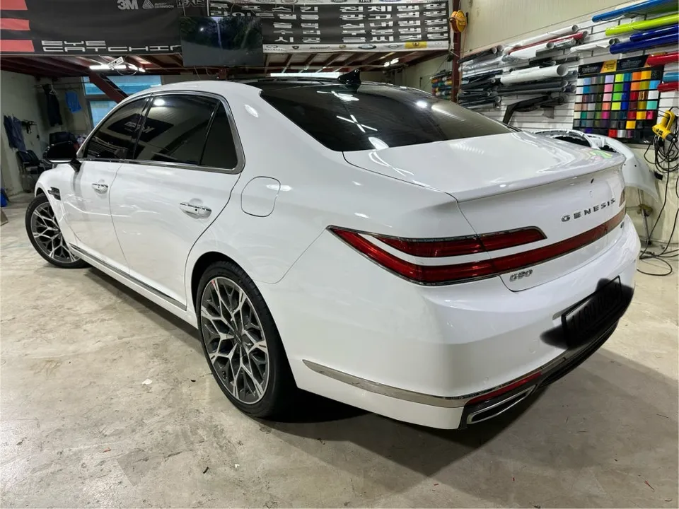 Genesis G90のカーラッピング事例|光沢ホワイトで高級感アップ 施工写真 3-2