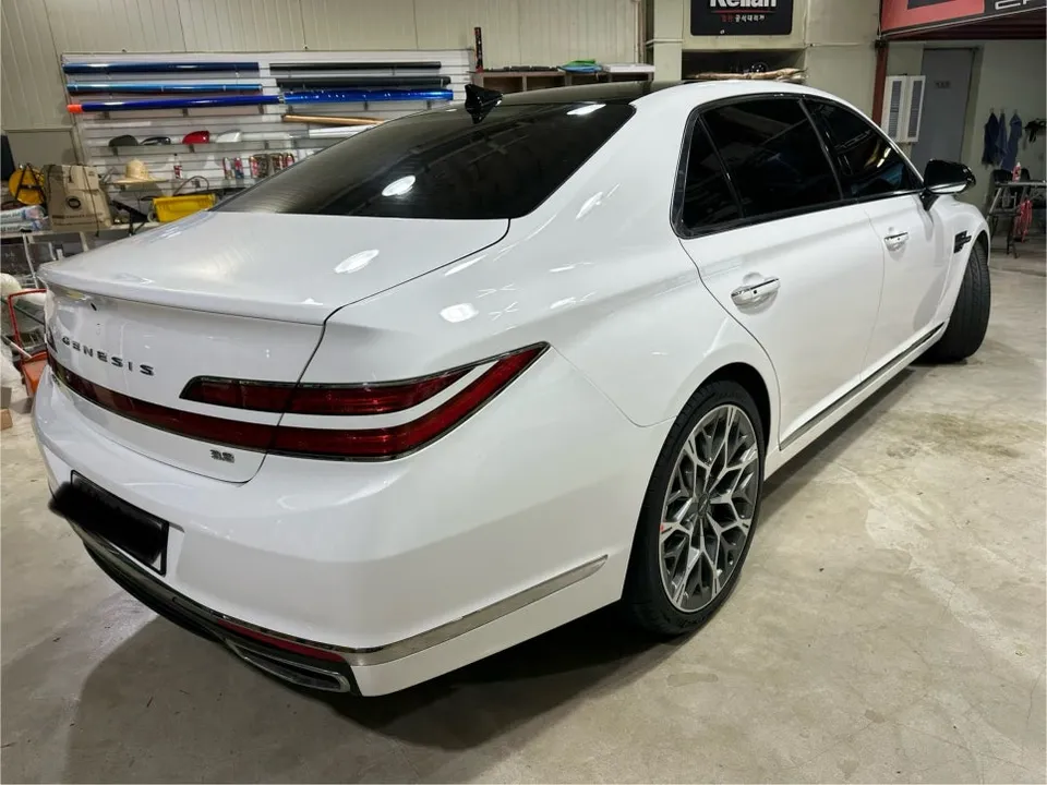 Genesis G90のカーラッピング事例|光沢ホワイトで高級感アップ 施工写真 1-3
