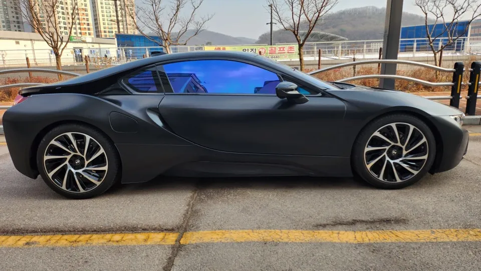 BMW i8のカーラッピング事例|費用目安・仕上がり 施工写真 2-1