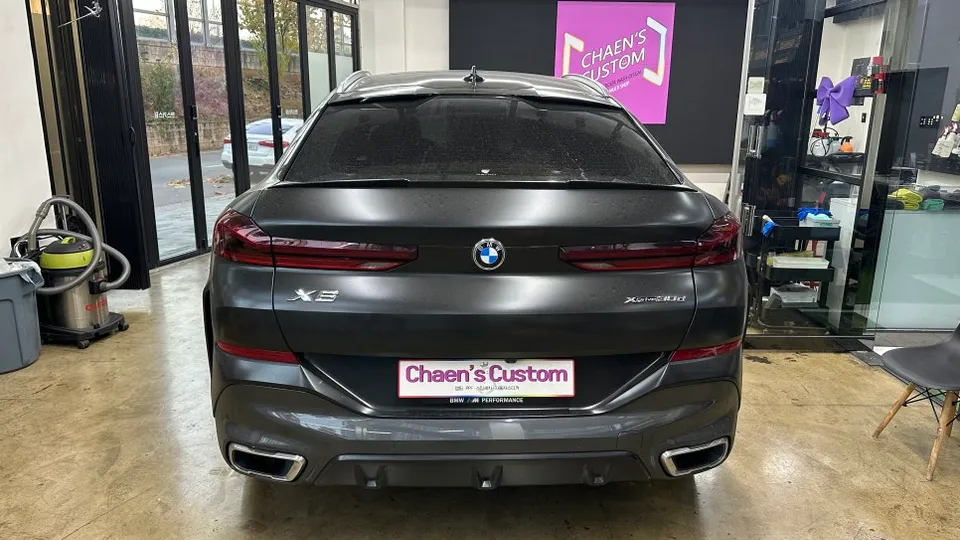 BMW X6のカーラッピング事例:サテンウェーブブルーへの変身 施工写真 1-1