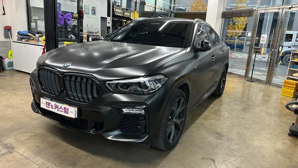 BMW X6のカーラッピング事例:サテンウェーブブルーへの変身 施工写真 2-1