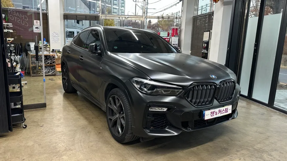 BMW X6のカーラッピング事例:サテンウェーブブルーへの変身 施工写真 3-1