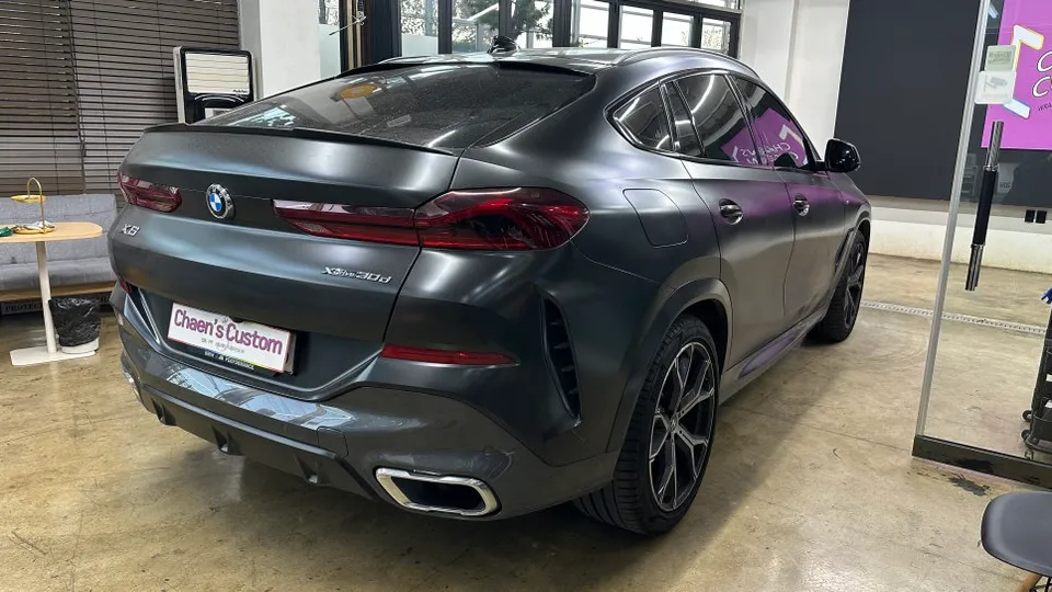 BMW X6のカーラッピング事例:サテンウェーブブルーへの変身 施工写真 1-2