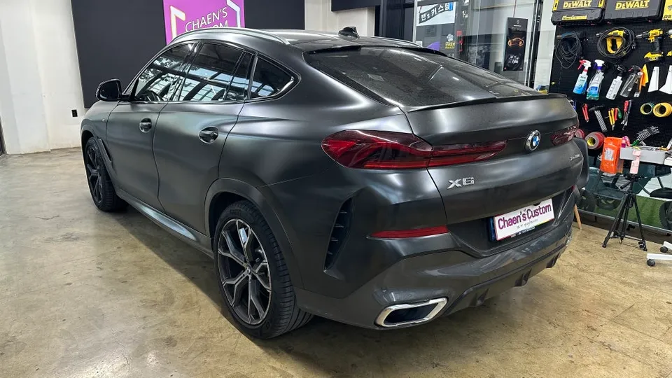 BMW X6のカーラッピング事例:サテンウェーブブルーへの変身 施工写真 2-2